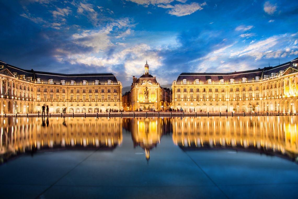 Le miroir d'eau de la place de la bourse magnétiseur Bordeaux